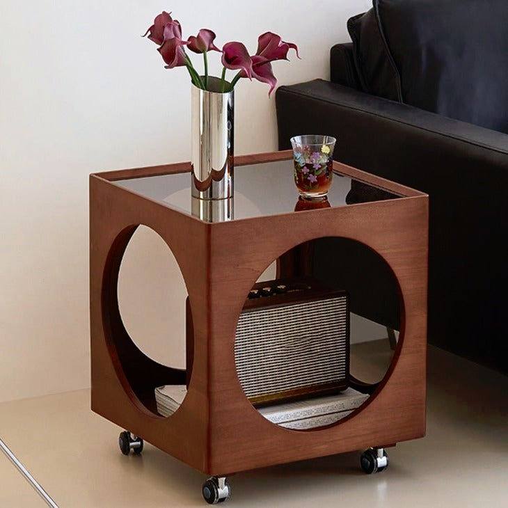 একটি আধুনিক এবং ন্যূনতম নকশার ঘনক্ষেত্র আকারের সাইড টেবিল।